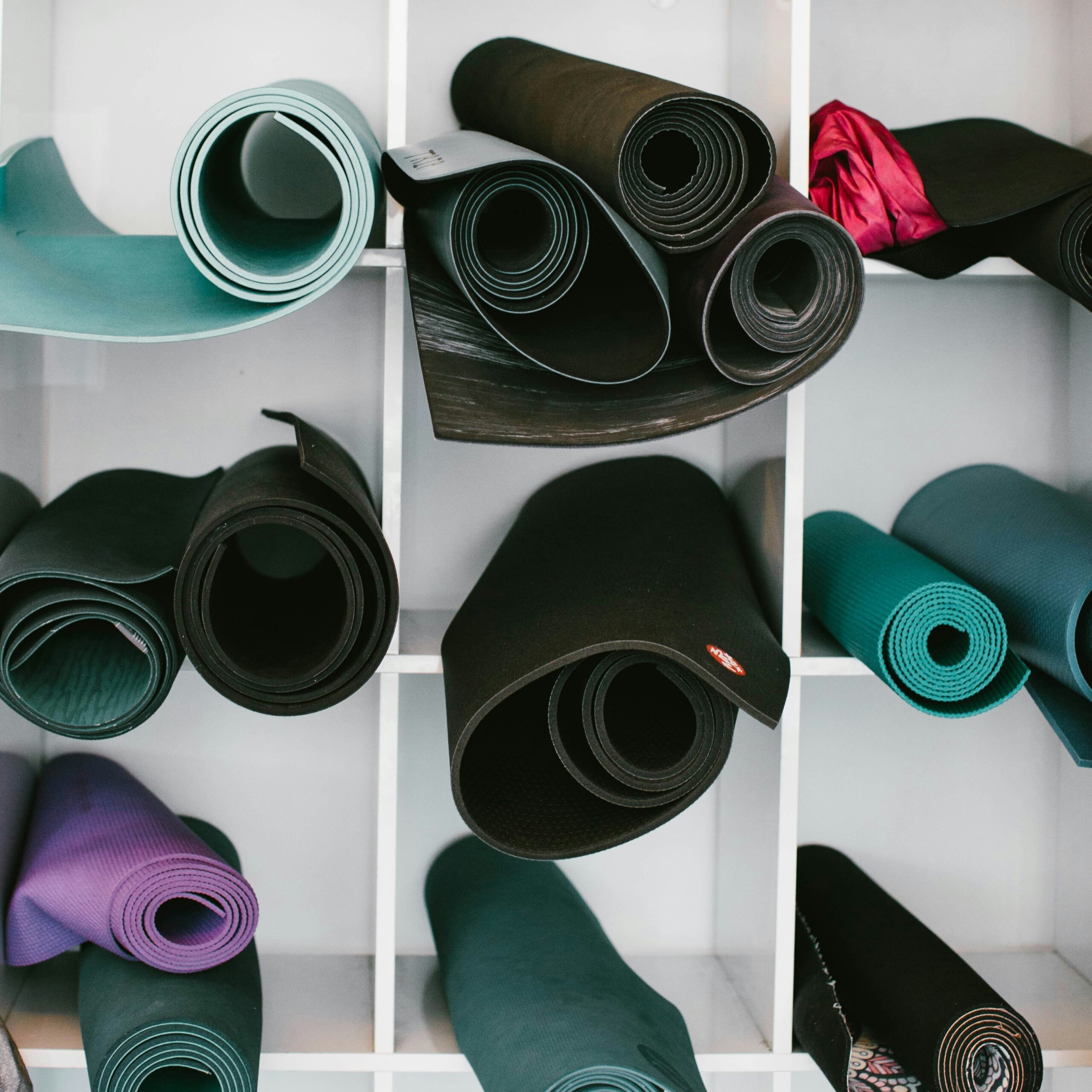 Yogamatten im Regal